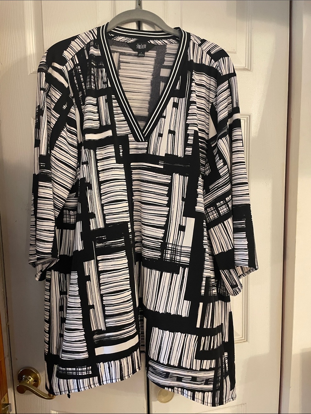 Slim Factor Investments L Black & White Geometric Striped Shark Bite Hem Top